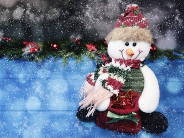 köknar dalları dekor ve kar ile noel kardan adam oyuncak