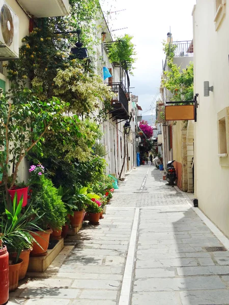 Traditional street with bright bougainvillea in Greece — Stock Photo, Image