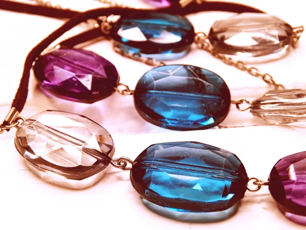 Χάντρες κοσμήματα με φωτεινά κρύσταλλα πολυτέλεια μόδας — Φωτογραφία Αρχείου