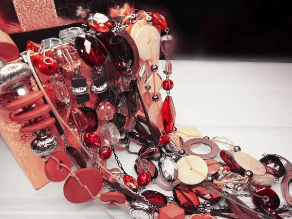 Moda perline collana di sfondo con cristalli colorati gioielli — Foto Stock