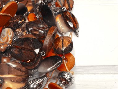 renkli kristaller takı ile moda boncuk kolye arka plan