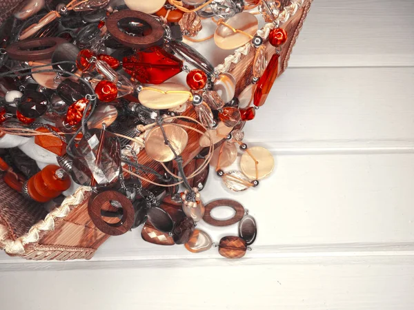 Perles de mode fond de collier avec des bijoux cristaux colorés — Photo