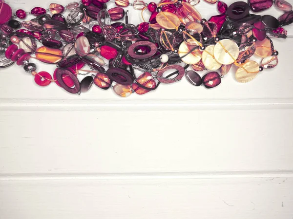 Perles de mode fond de collier avec des bijoux cristaux colorés — Photo