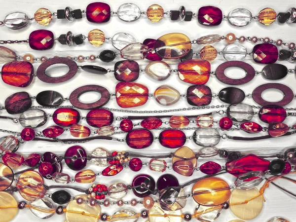 Renkli kristaller takı ile moda boncuk kolye arka plan — Stok fotoğraf