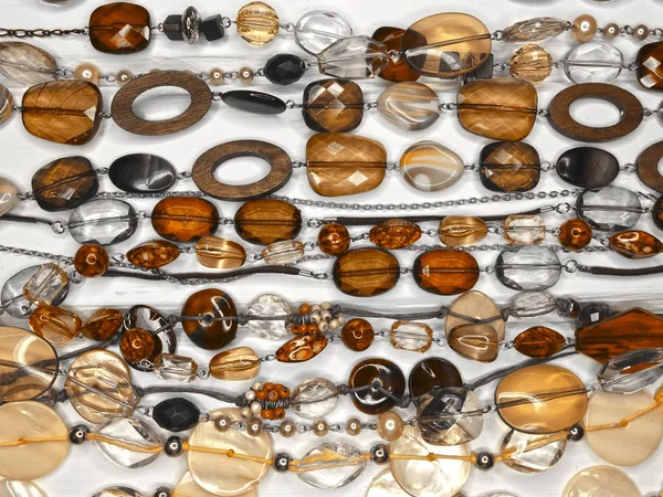Mode pärlor halsband bakgrund med färgglada kristaller smycken — Stockfoto