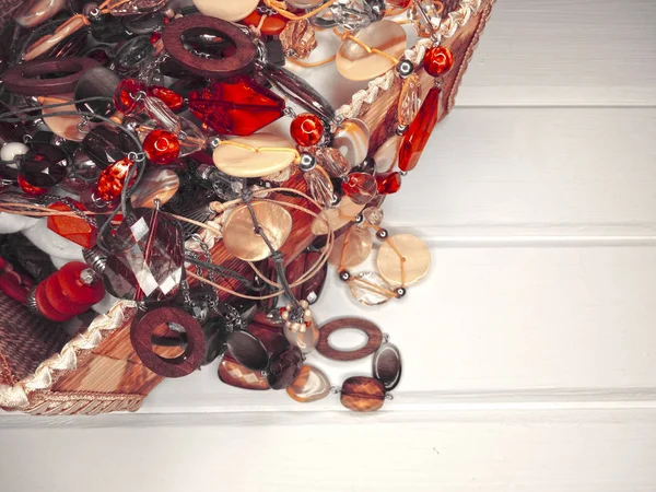Μόδα χάντρες κολιέ φόντο με πολύχρωμα κρύσταλλα κοσμήματα — Φωτογραφία Αρχείου