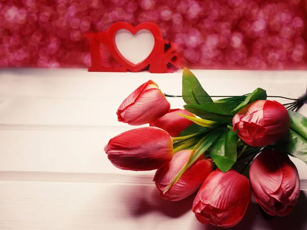 Amor palabra y tulipanes flor fondo día de San Valentín —  Fotos de Stock