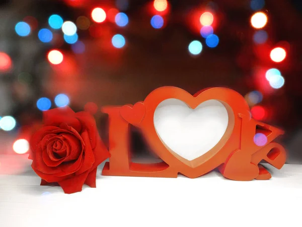 Αγάπη λέξη και Rose λουλούδι φόντο του Αγίου Βαλεντίνου ημέρα — Φωτογραφία Αρχείου