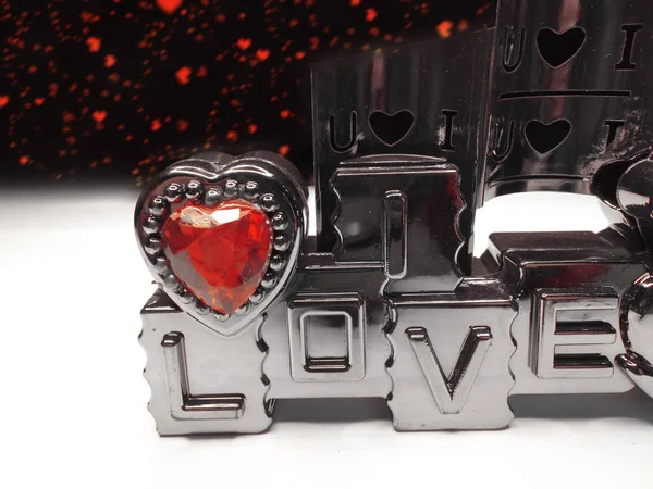 Aftelkalender voor Valentijnsdag liefde vakantie concept harten op donkere achtergrond — Stockfoto