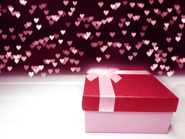 Regalo caja y corazones tarjeta de felicitación día de San Valentín amor vacaciones — Foto de Stock