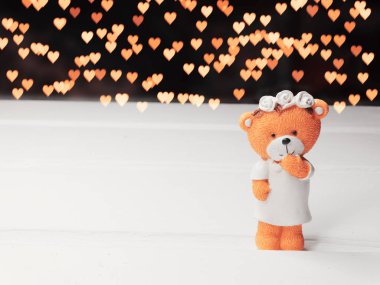 düğün kartı hediye oyuncak ayılar kalpler arka planda nişanlısı