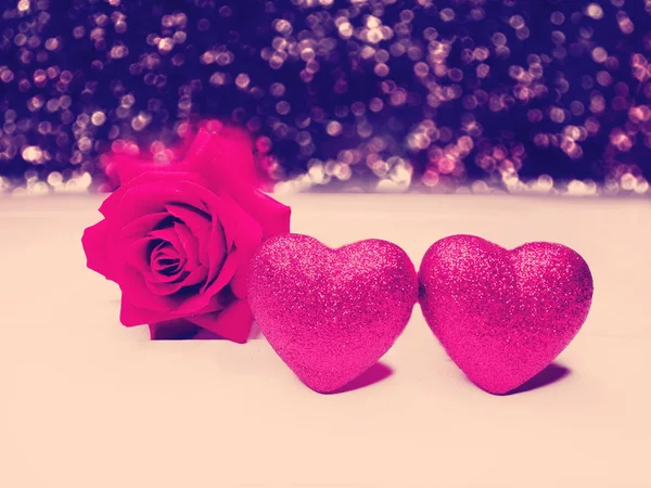 Καρδιές και τριαντάφυλλο λουλούδι φόντο αγάπη ημέρα του Αγίου Βαλεντίνου — Φωτογραφία Αρχείου
