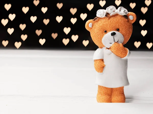 Casamento cartão presente de pelúcia urso noiva no fundo corações — Fotografia de Stock