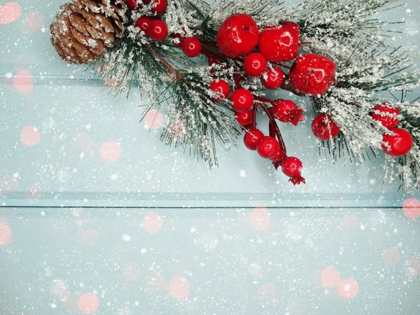 Χριστουγεννιάτικο δέντρο έλατο με κώνους χειμωνιάτικα μούρα στο χιόνι — Φωτογραφία Αρχείου