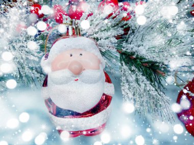 arka plan müziği üzerinde koni ve kar ile köknar ağacı şube Noel Santa