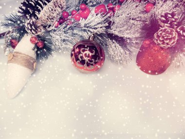 ahşap artalan üzerinde süslemeleri ile Noel köknar ağacı dalları