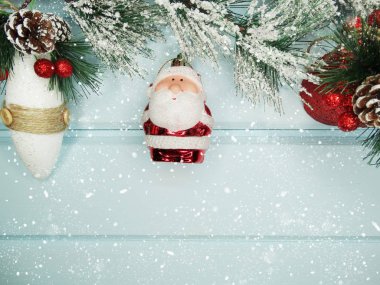 arka plan müziği üzerinde koni ve kar ile köknar ağacı şube Noel Santa