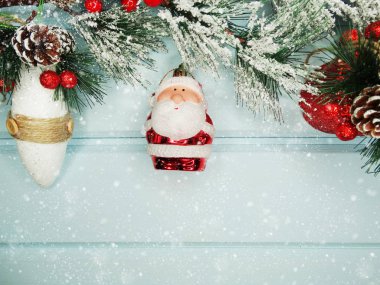 arka plan müziği üzerinde koni ve kar ile köknar ağacı şube Noel Santa