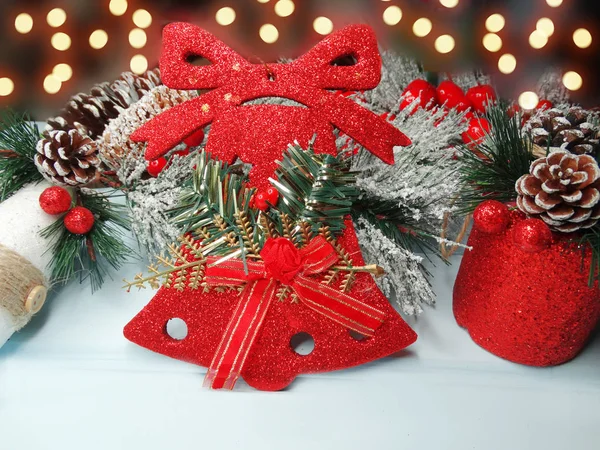 Christmas Bell na gałęzi jodły z szyszek i śniegu na backgro — Zdjęcie stockowe