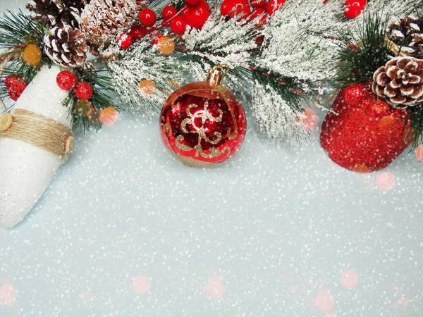 Kerst FIR boomtakken met decoraties op houten backgroun — Stockfoto