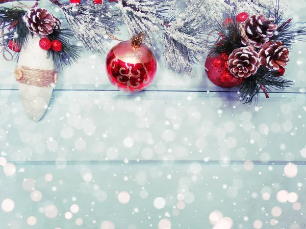 Χριστουγεννιάτικο έλατο δέντρο κλαδιά με διακοσμήσεις σε ξύλινο backgroun — Φωτογραφία Αρχείου