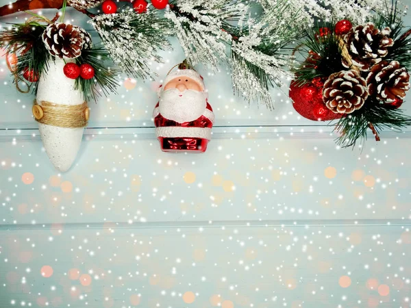 Різдвяна Санта на гілці ялинки з конусами та снігом на фоні — стокове фото