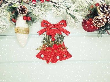 sırt üzerinde koni ve kar ile köknar ağacı şube Noel çan