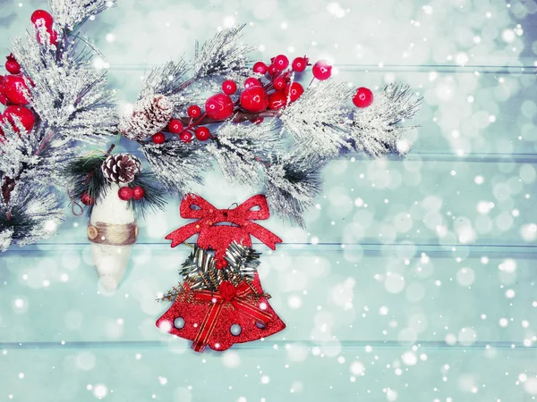 Campana di Natale su ramo di abete con coni e neve su backgro — Foto Stock
