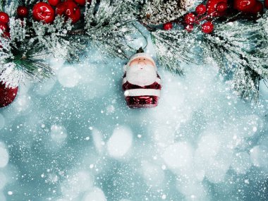 arka plan müziği üzerinde koni ve kar ile köknar ağacı şube Noel Santa