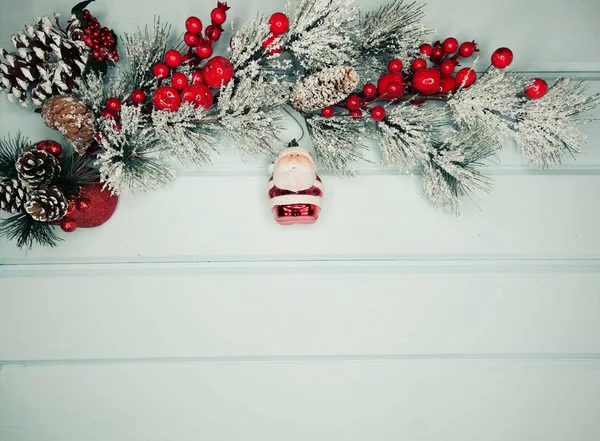 Christmas Santa på Fir Tree Branch med koner och snö på bakgr — Stockfoto