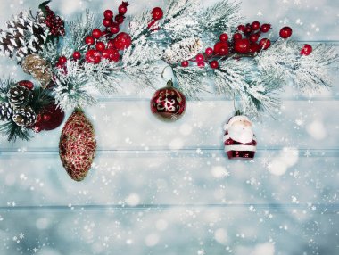 arka plan müziği üzerinde koni ve kar ile köknar ağacı şube Noel Santa