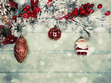 arka plan müziği üzerinde koni ve kar ile köknar ağacı şube Noel Santa