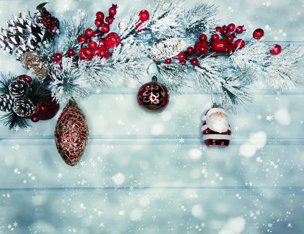 Babbo Natale su ramo di abete con coni e neve sul dorso — Foto Stock