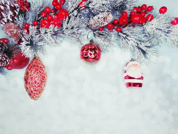 Christmas Santa på Fir Tree Branch med koner och snö på bakgr — Stockfoto