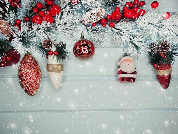 Ramos de abeto de natal com decorações em backgroun de madeira — Fotografia de Stock