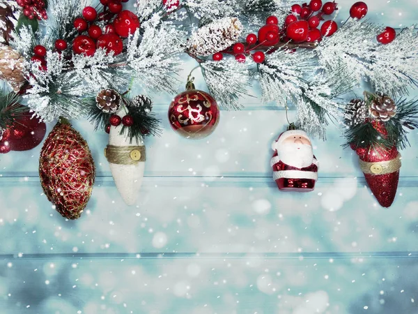 Weihnachtsmann auf Tannenzweig mit Tannenzapfen und Schnee auf Backgr — Stockfoto
