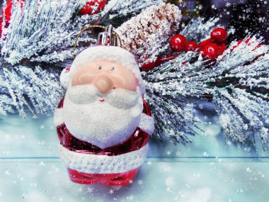 arka plan müziği üzerinde koni ve kar ile köknar ağacı şube Noel Santa
