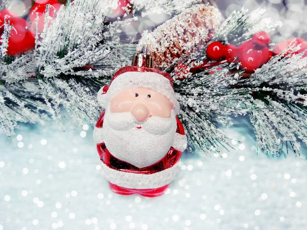 Karácsonyi télapó a fenyőfa ág kúpok és hó háttérben — Stock Fotó