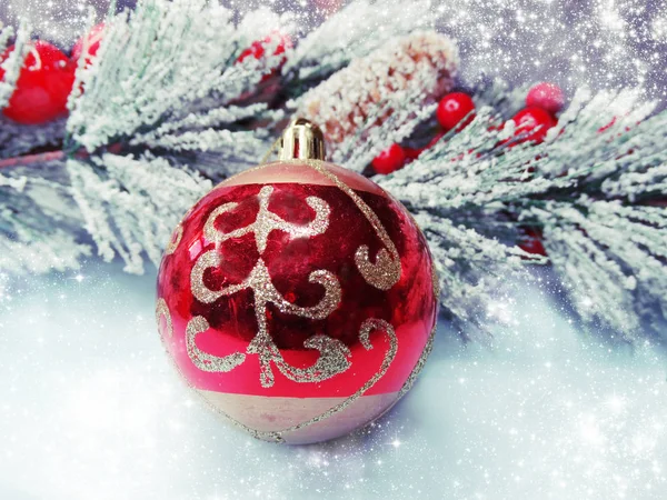 Рождественский бал на елке с конусами и снегом на бэкгро — стоковое фото