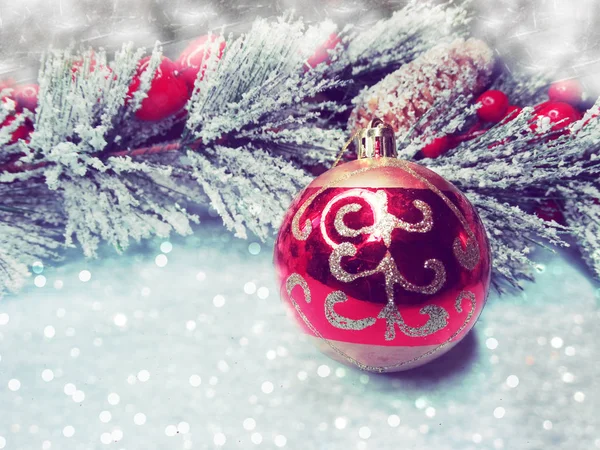 Weihnachtskugel auf Tannenzweig mit Zapfen und Schnee auf Backgro — Stockfoto