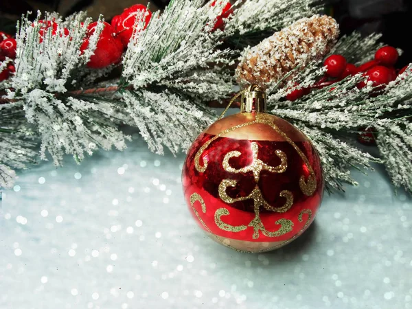 बॅकग्रो वर कोन आणि बर्फ सह फायर वृक्ष शाखा वर ख्रिसमस चेंडू — स्टॉक फोटो, इमेज