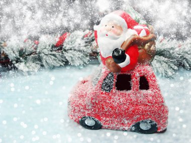 arka plan müziği üzerinde koni ve kar ile köknar ağacı şube Noel Santa