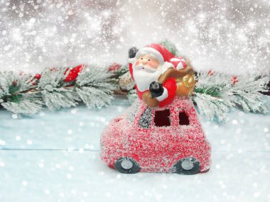 arka plan müziği üzerinde koni ve kar ile köknar ağacı şube Noel Santa