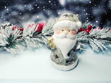 arka plan müziği üzerinde koni ve kar ile köknar ağacı şube Noel Santa