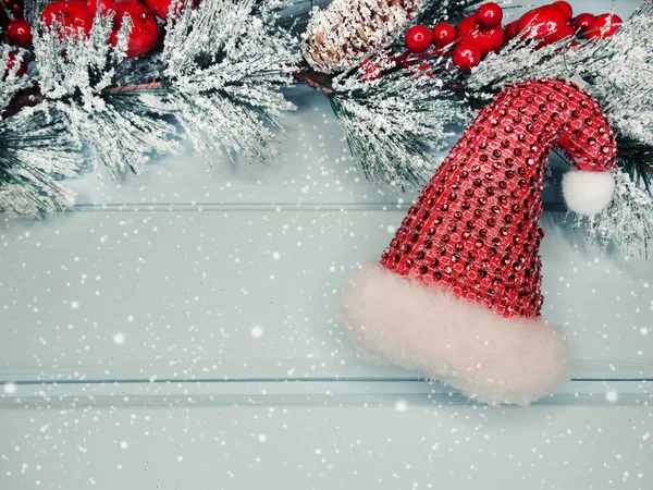 Kerst speeltje op Fir Tree Branch met kegels en sneeuw op backgrou — Stockfoto