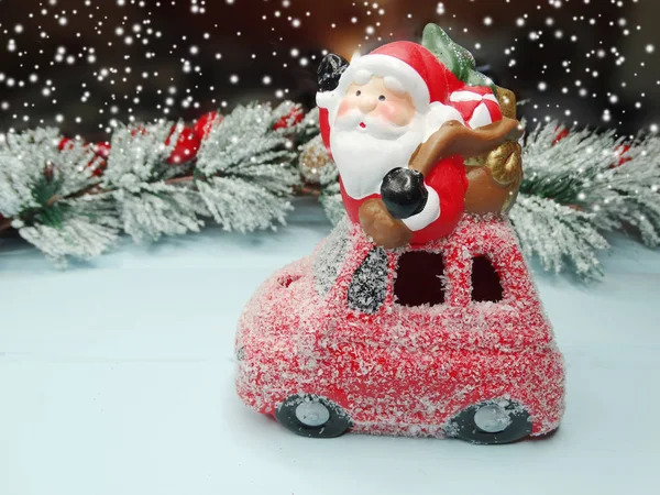 Navidad santa juguete en coche en rama de abeto con conos y sno — Foto de Stock