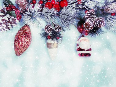 arka plan müziği üzerinde koni ve kar ile köknar ağacı şube Noel Santa