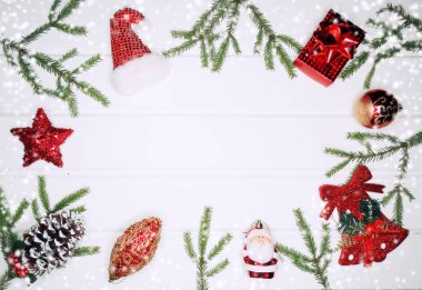 Beyaz ahşap arka planda Noel dekorasyon ve kırmızı hediye kutusu