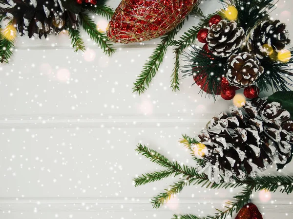 Ramas de abeto de Navidad con decoraciones en el fondo de madera — Foto de Stock