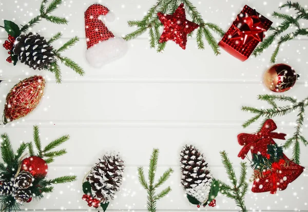 Decoração de Natal e caixas de presente vermelho em backgrou de madeira branca — Fotografia de Stock